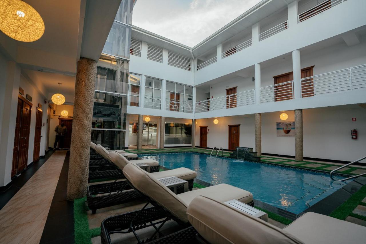 Runway Hotel Piarco Exterior foto
