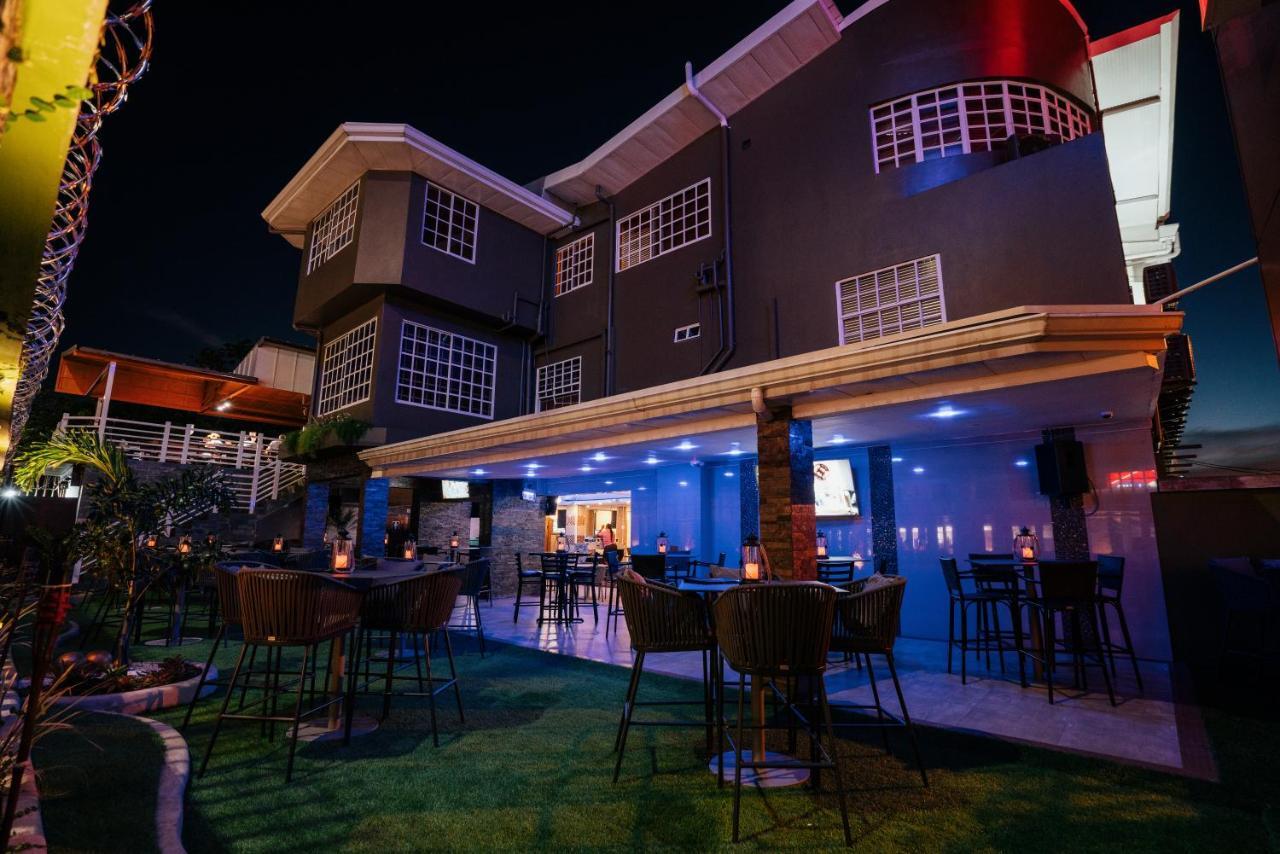 Runway Hotel Piarco Exterior foto