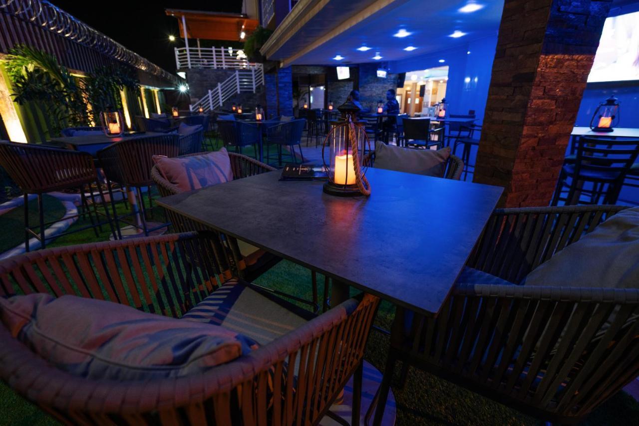 Runway Hotel Piarco Exterior foto
