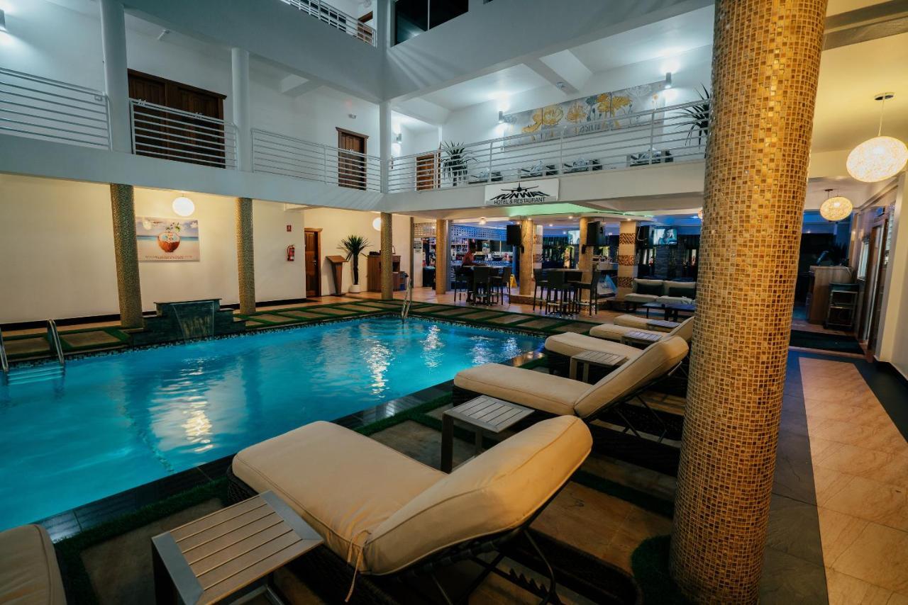 Runway Hotel Piarco Exterior foto