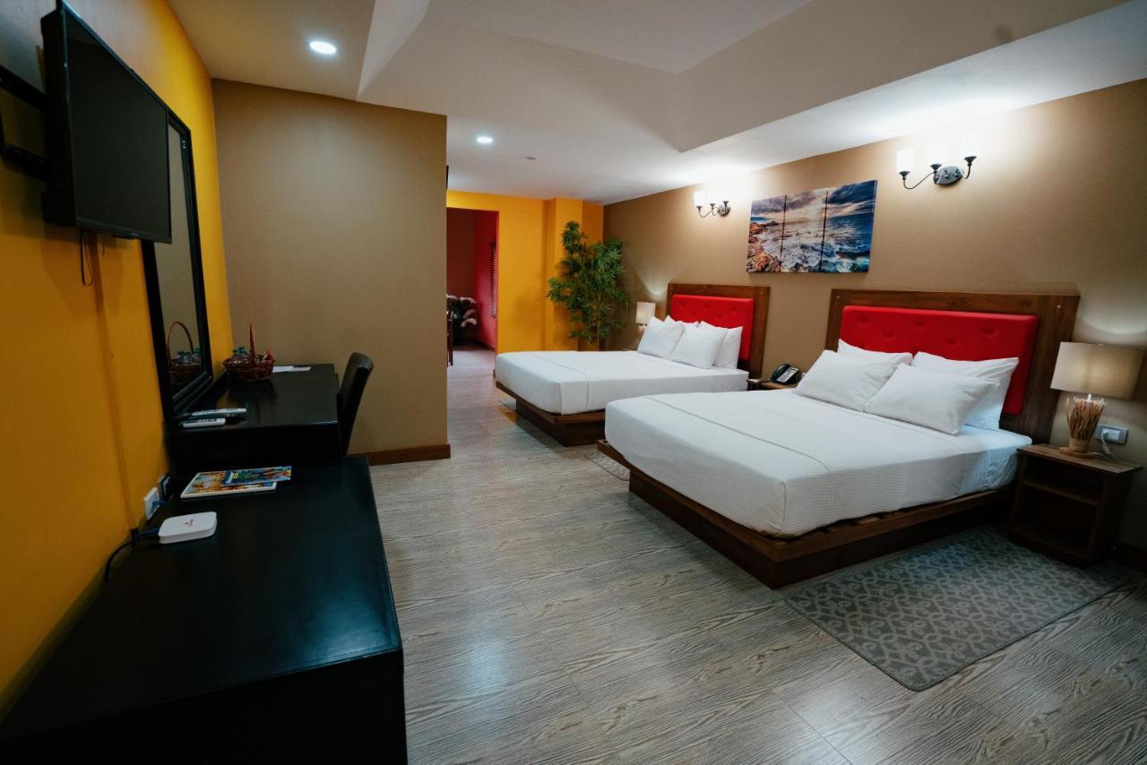 Runway Hotel Piarco Exterior foto