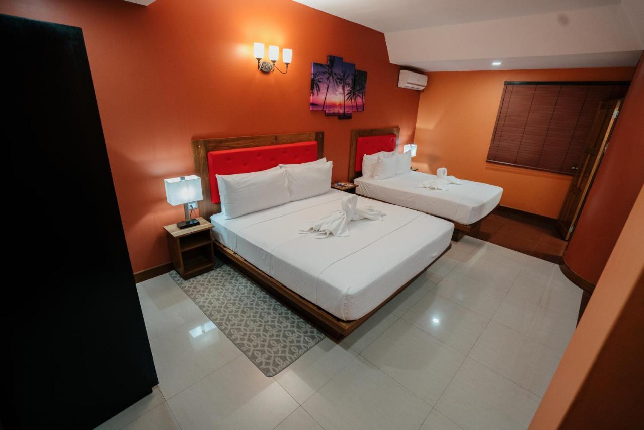 Runway Hotel Piarco Exterior foto
